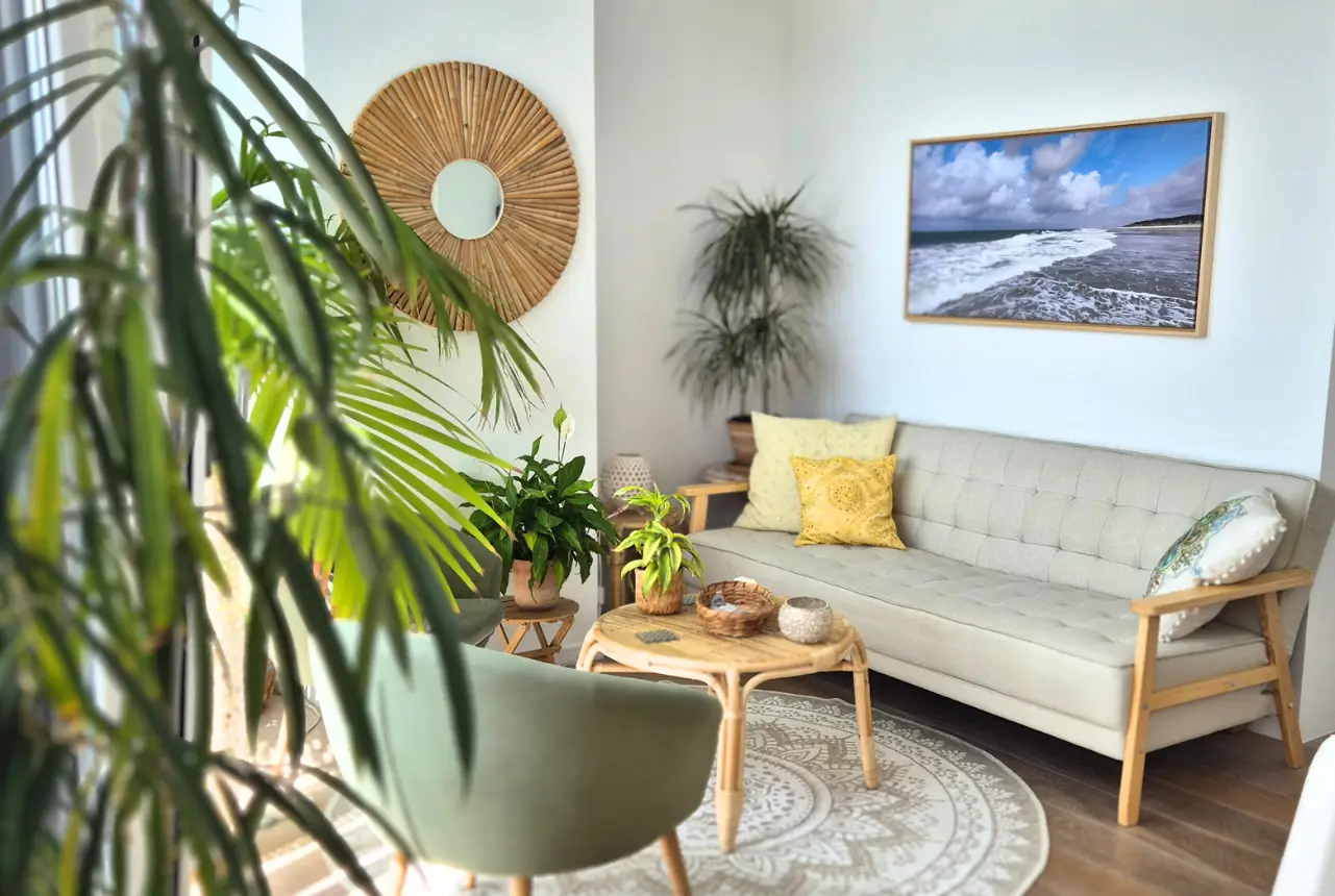 Helle Praxis für Coaching und Psychotherapie von Nadja Herber in Schöneck - mit Sitzecke, Pflanzen und Wandbild in entspannter Atmosphäre.