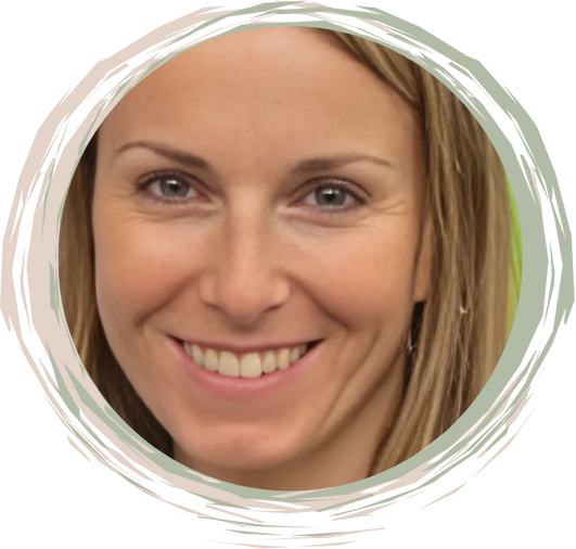 Porträtfoto einer lächelnden Frau mit hellen Haaren, freundlicher Ausstrahlung und natürlichem Hintergrund.