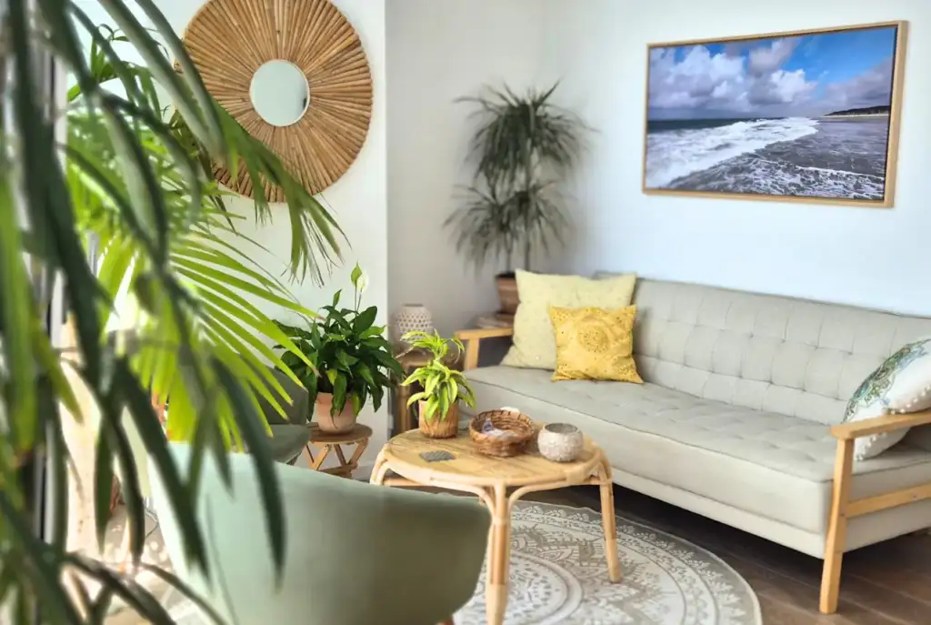 Helle Praxis für Coaching und Psychotherapie von Nadja Herber - mit Sitzecke, Pflanzen und Wandbild in entspannter Atmosphäre.